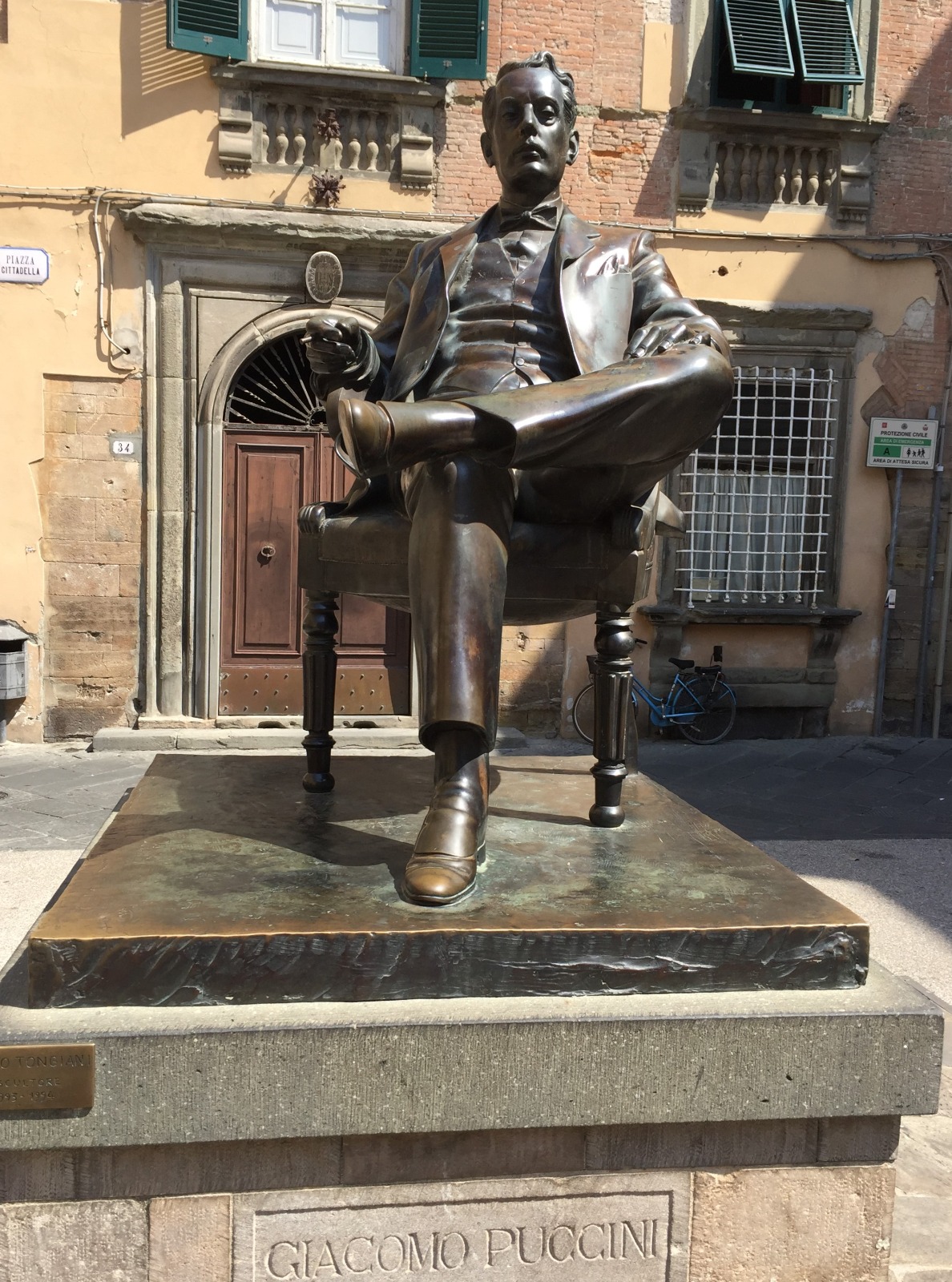 Puccini statue